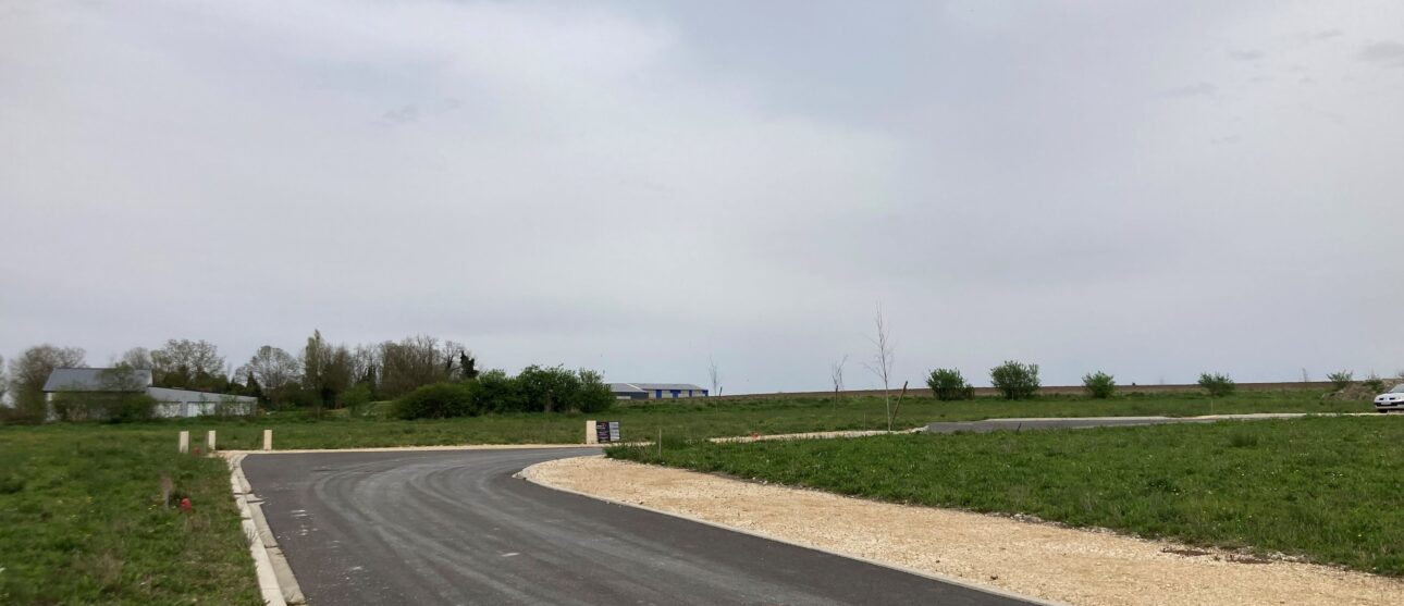 Terrain constructible Mirambeau (Charente-maritime 17)