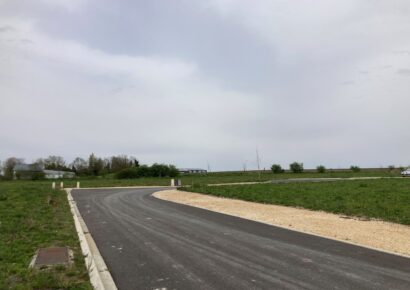 Terrain constructible Mirambeau  (Charente-maritime 17)