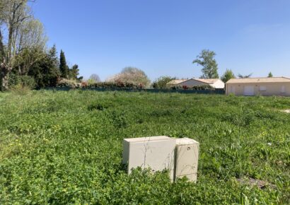 Terrain constructible Mirambeau  (Charente-maritime 17)